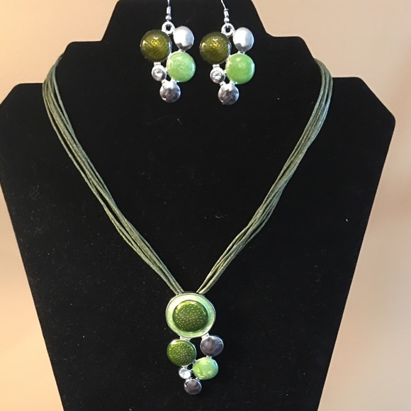 Gradulous Green Fancy necklace and earring set - Picture 1 of 2